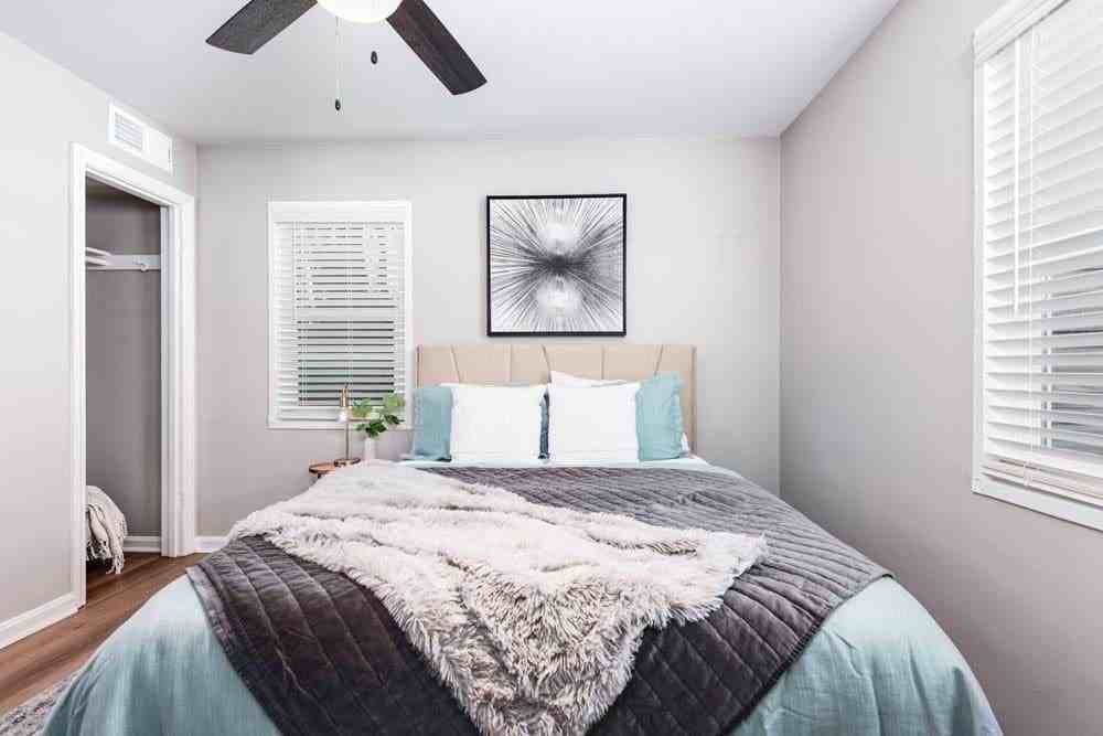 14001 Ambaum Blvd Sw - Photo 4 of 22