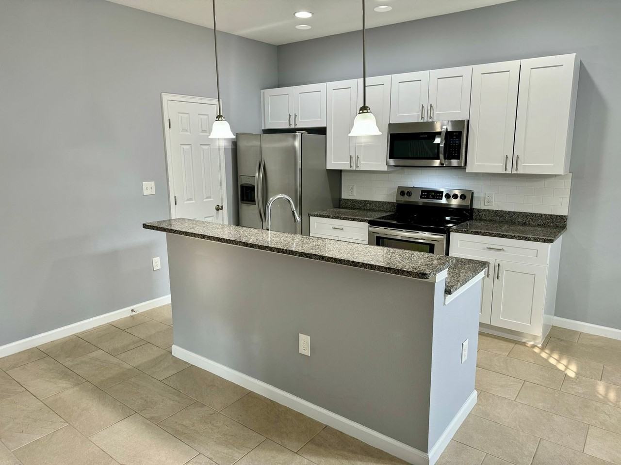 930 Lakefront Village Dr - Photo 4 of 17