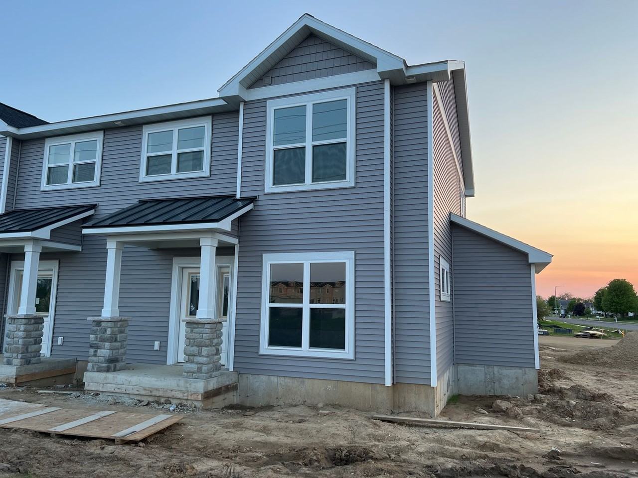 242 Douglas Dr - Photo 2 of 14