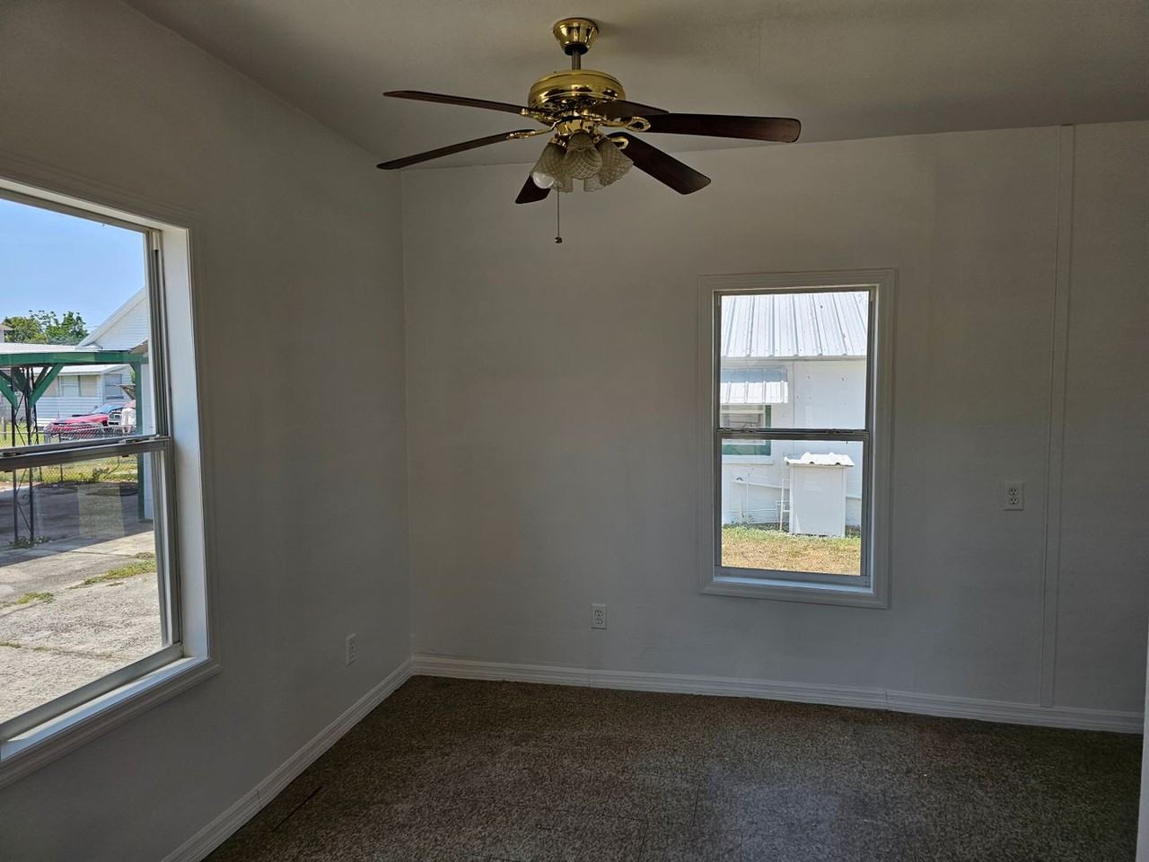 1311 1/2 22nd St - Photo 4 of 4