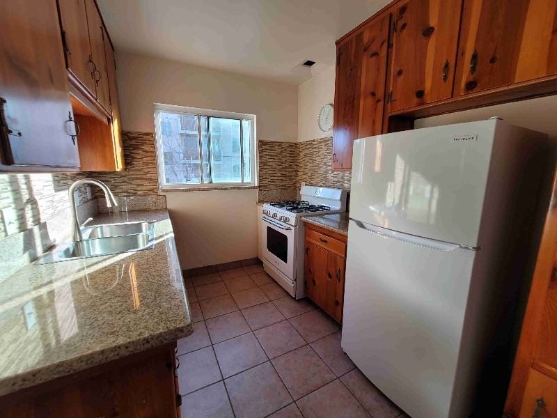 2364 Walgrove Ave #5 - Photo 4 of 6