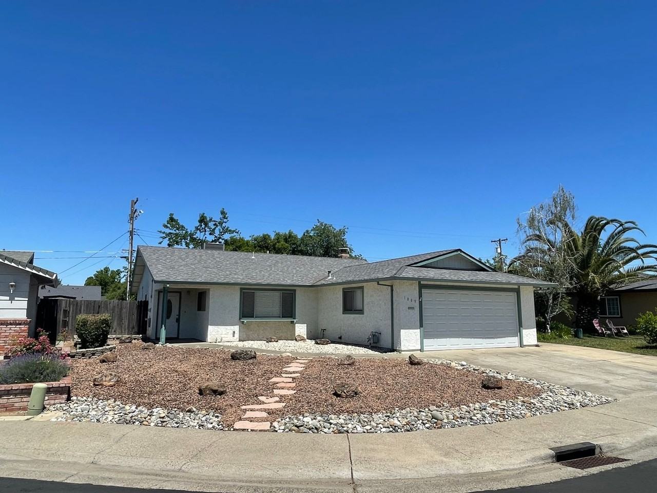 1009 Azure Ct - Photo 2 of 21