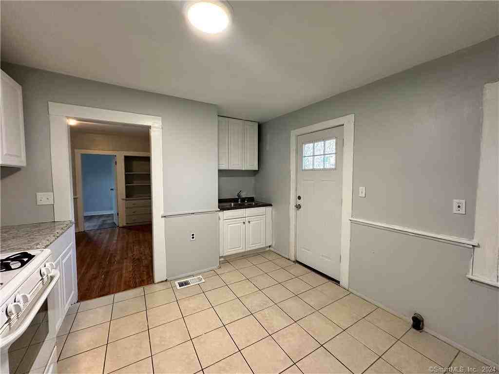 225 Spruce St - Photo 2 of 11