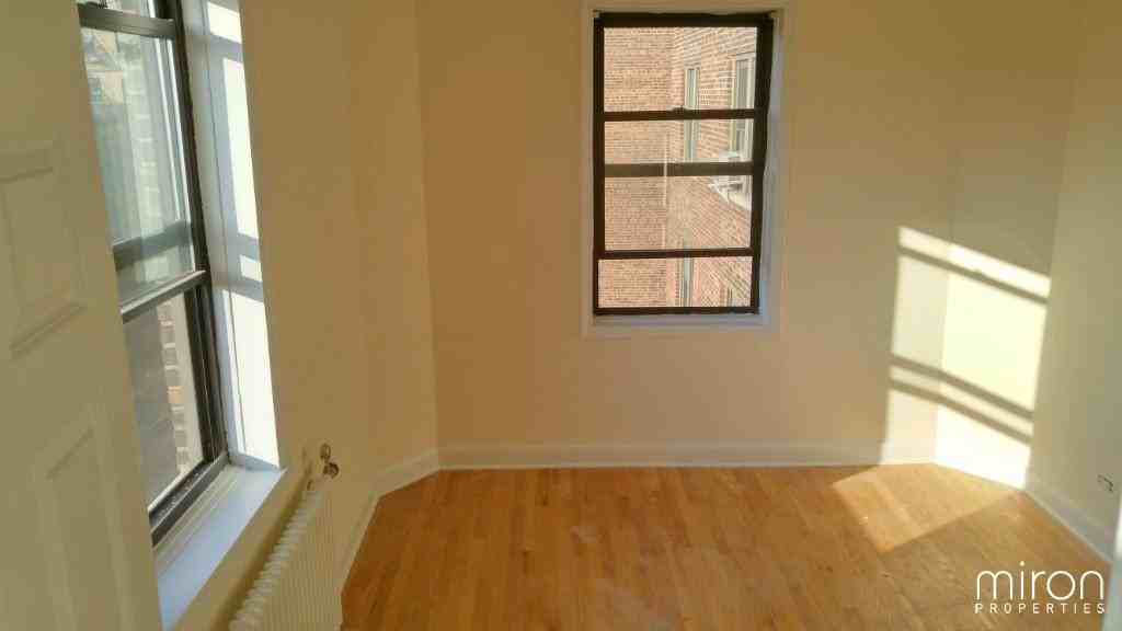 42nd St #B7 - Photo 2 of 7