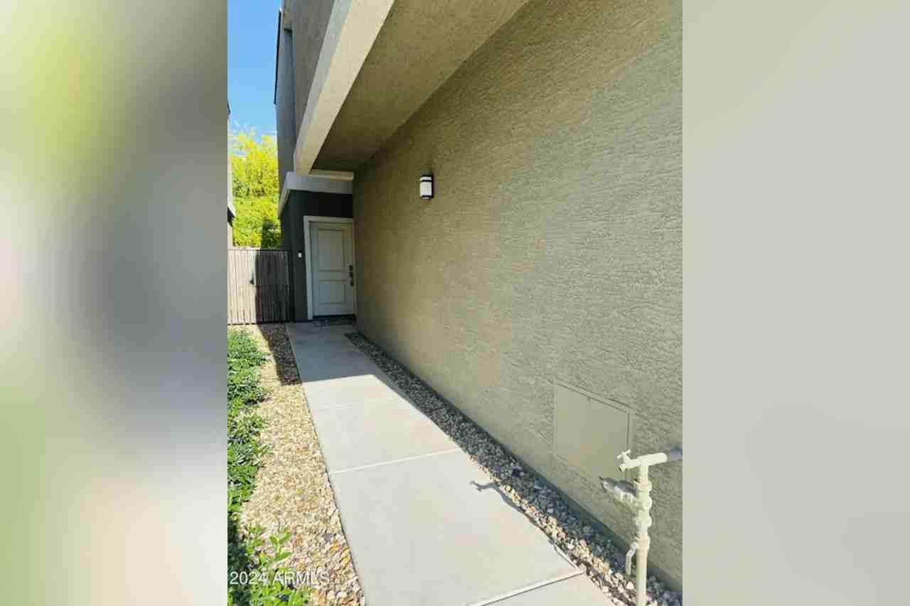 8777 N 43rd Dr - Photo 3 of 30