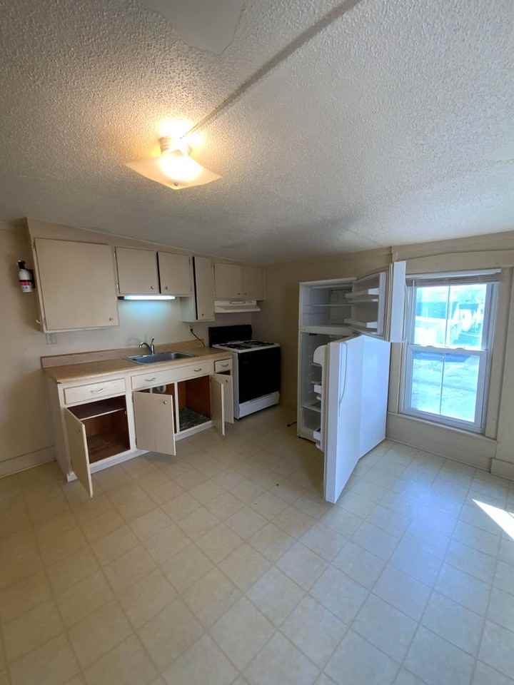 37 Railroad Ave - Photo 2 of 9