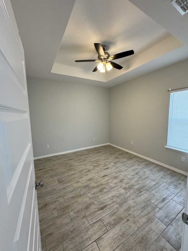 1401 W Heritage Dr #4 - Photo 5 of 16