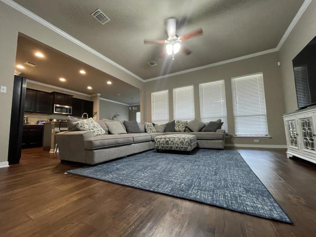 5812 Blackstone Dr - Photo 2 of 9