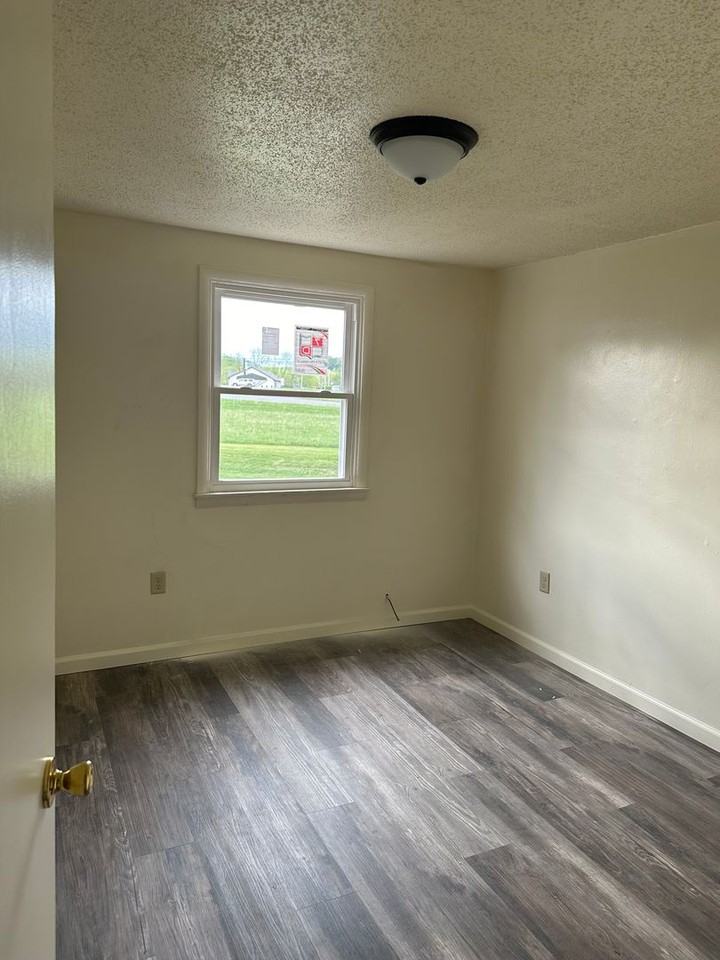 960 E High St Apt Q - Photo 4 of 6