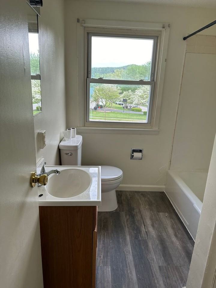 960 E High St Apt Q - Photo 6 of 6