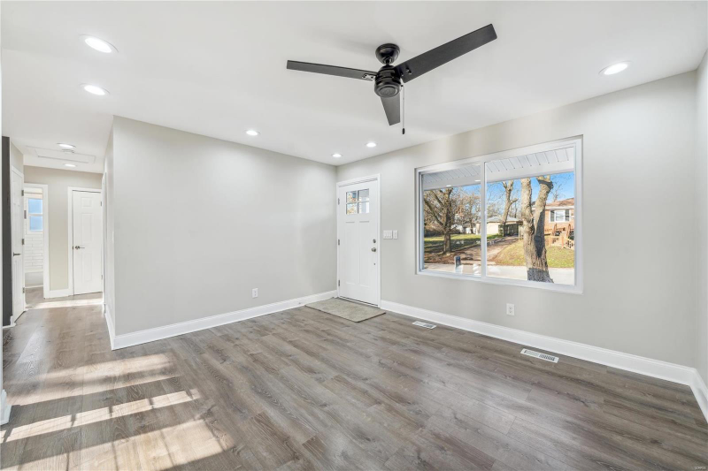 10112 Castle Dr - Photo 3 of 14