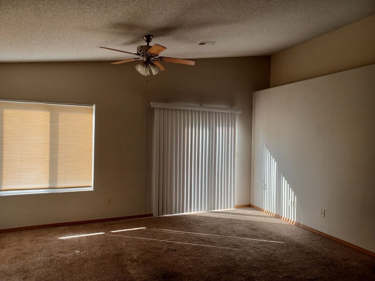 137 N Kessler St - Photo 2 of 7