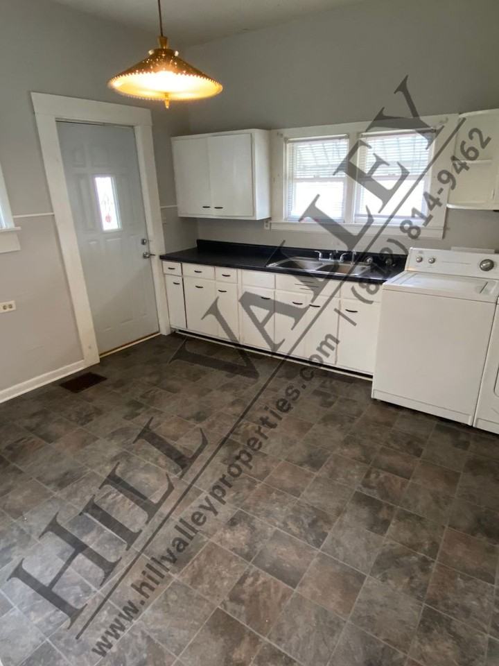 1123 Walnut St - Photo 4 of 10