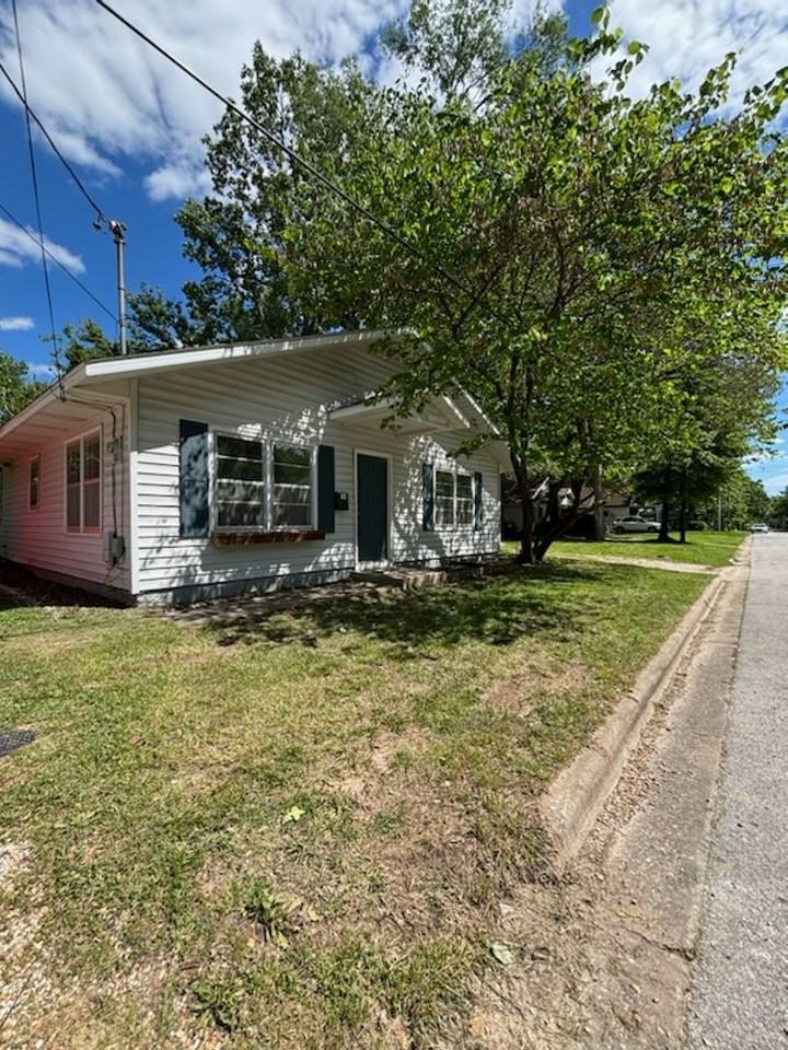 1428 N Brown Ave - Photo 2 of 9