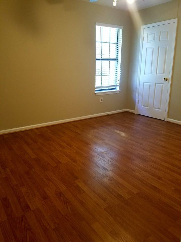 1010 Bethany St - Photo 3 of 8