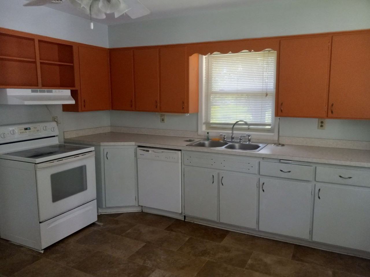 1115 Zoschke Rd - Photo 2 of 11