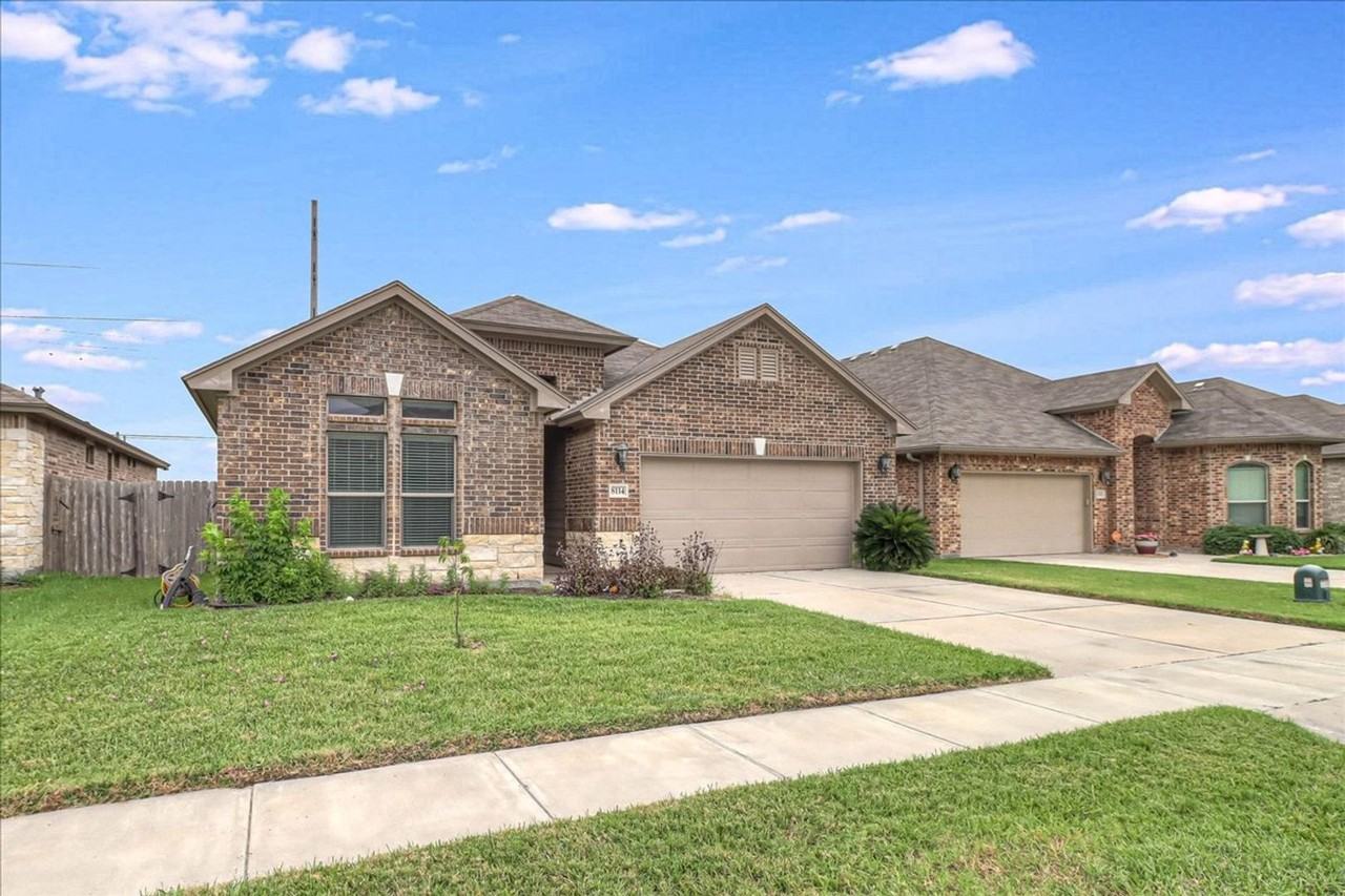 8114 Barlovento St - Photo 3 of 44