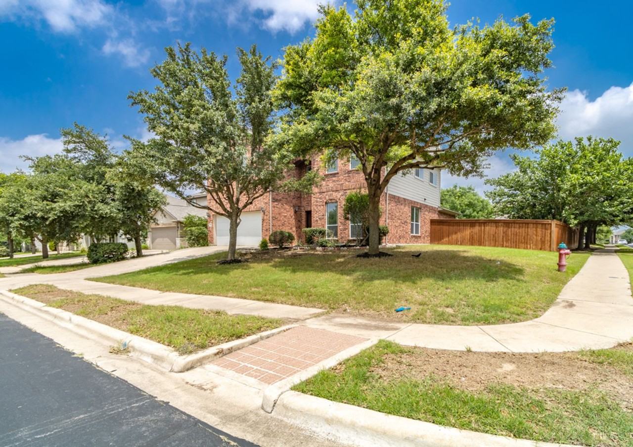 18601 Derby Hill Ln - Photo 3 of 44