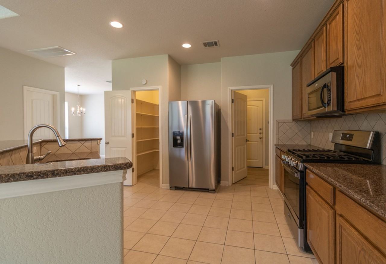 18601 Derby Hill Ln - Photo 4 of 44