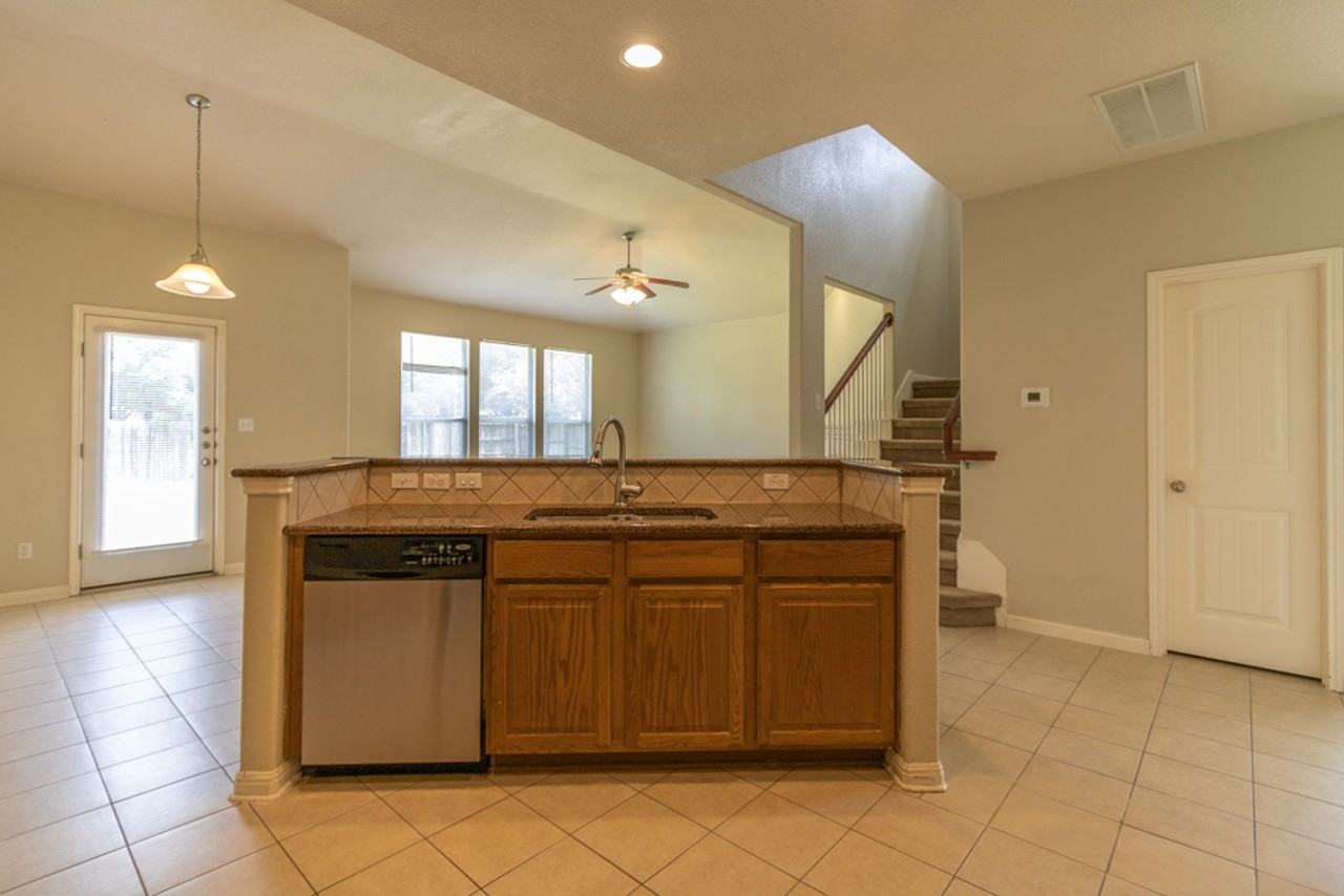 18601 Derby Hill Ln - Photo 5 of 44