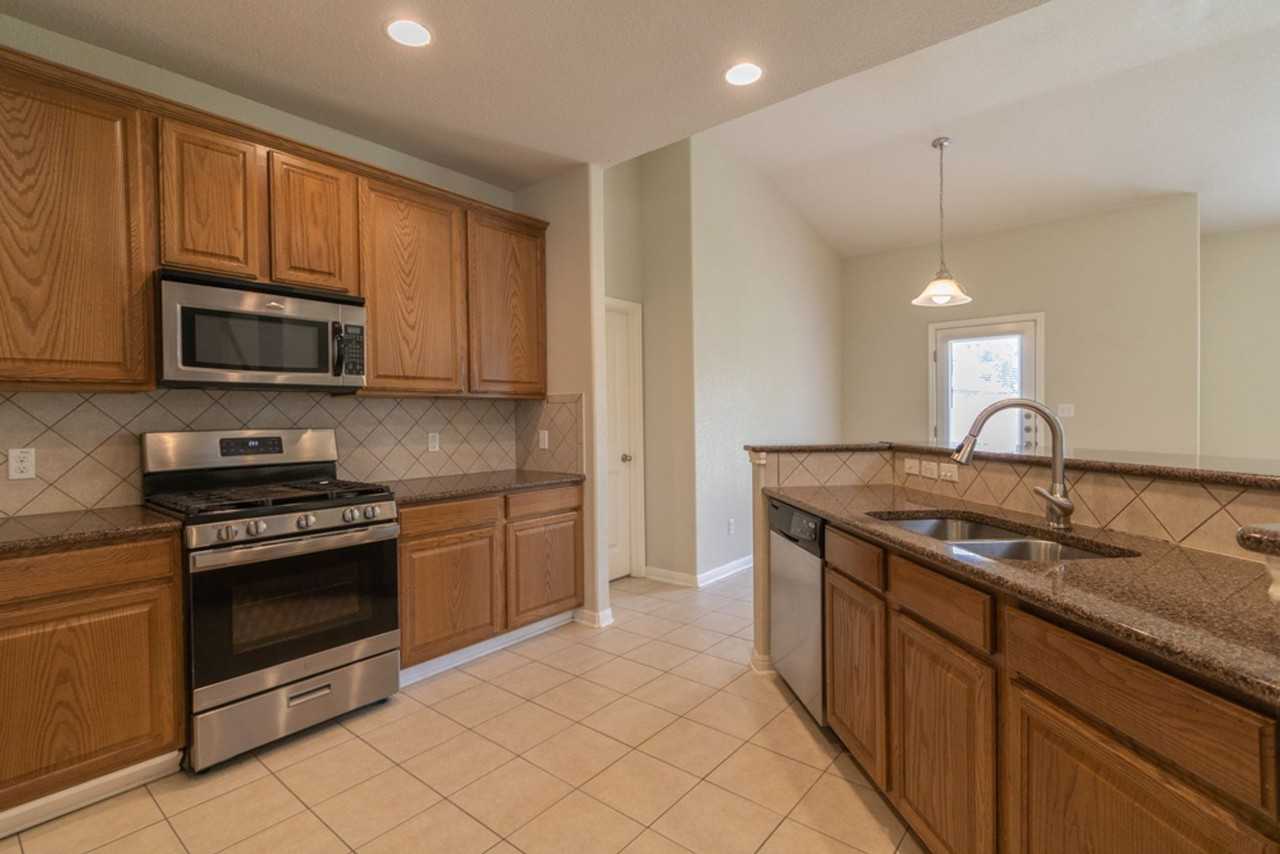 18601 Derby Hill Ln - Photo 6 of 44