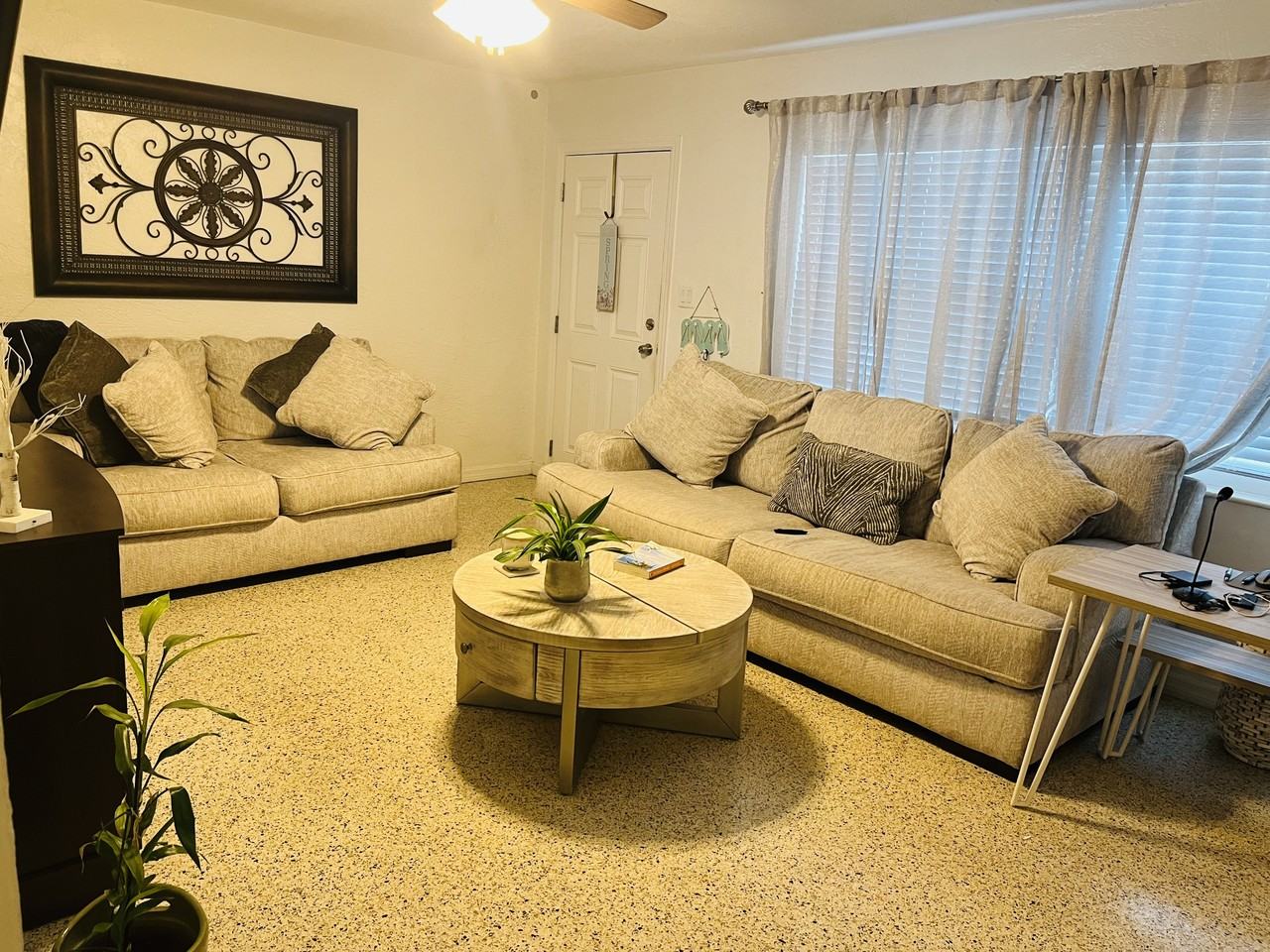 280 E Madeira Ave - Photo 3 of 9