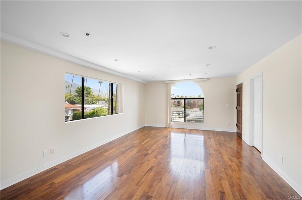 1165 Linden Ave - Photo 2 of 8