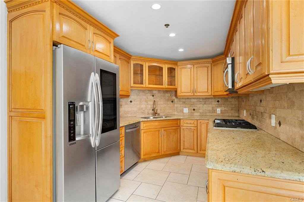 1165 Linden Ave - Photo 3 of 8