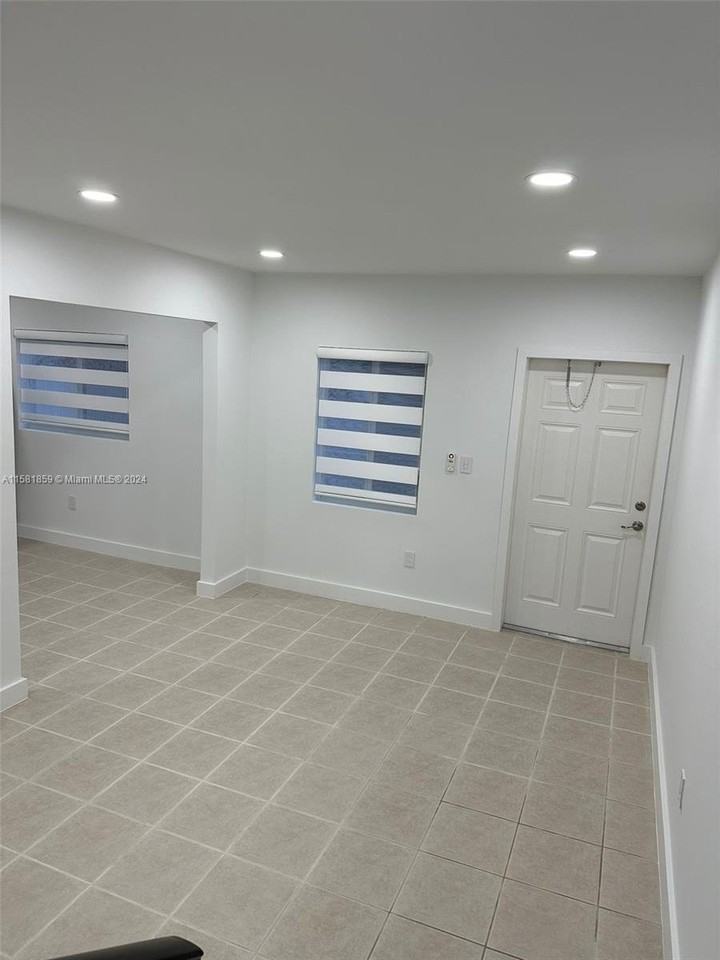 1085 W 23rd St #1087 - Photo 3 of 8