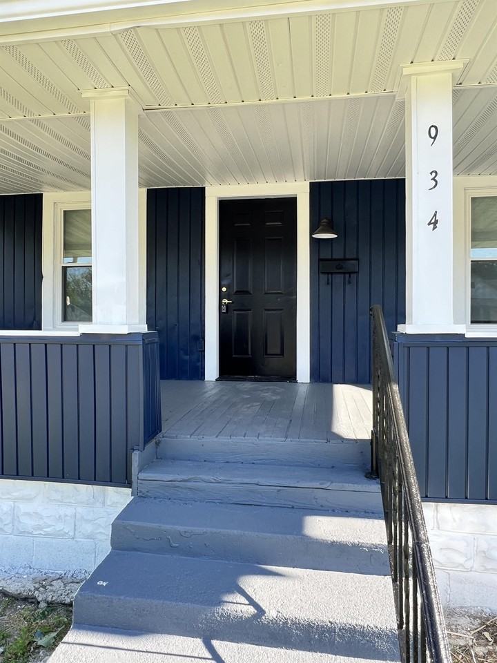 934 E Mulberry St #1 - Photo 3 of 14