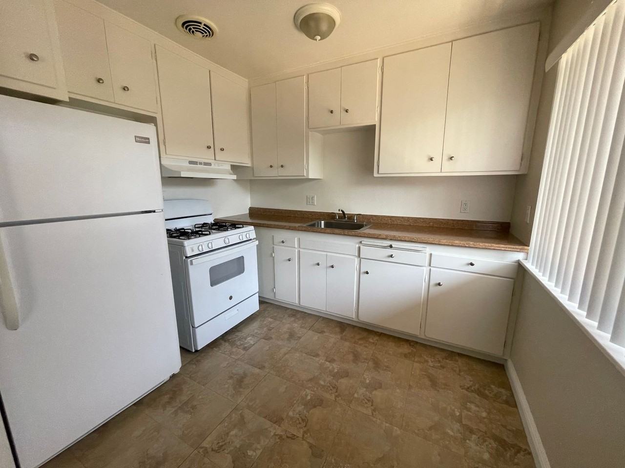 1214 Bell Street - Photo 4 of 9