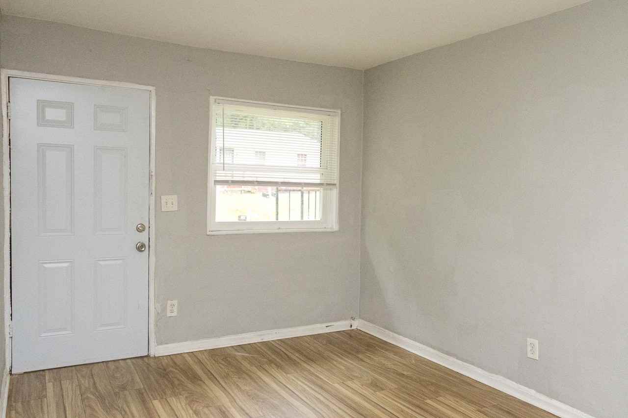 706 W 47th St - Photo 3 of 12