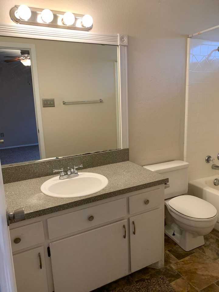 411 Ne 27th St - Photo 6 of 7