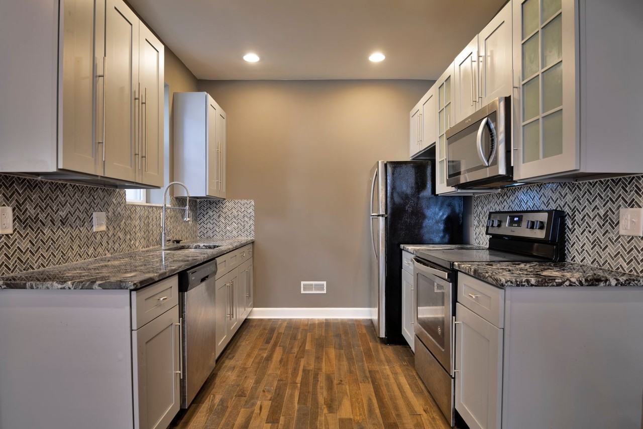 2515 Ingersoll St - Photo 3 of 29