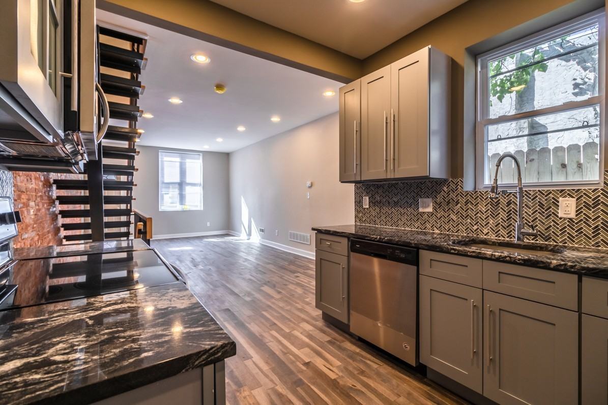 2515 Ingersoll St - Photo 5 of 29
