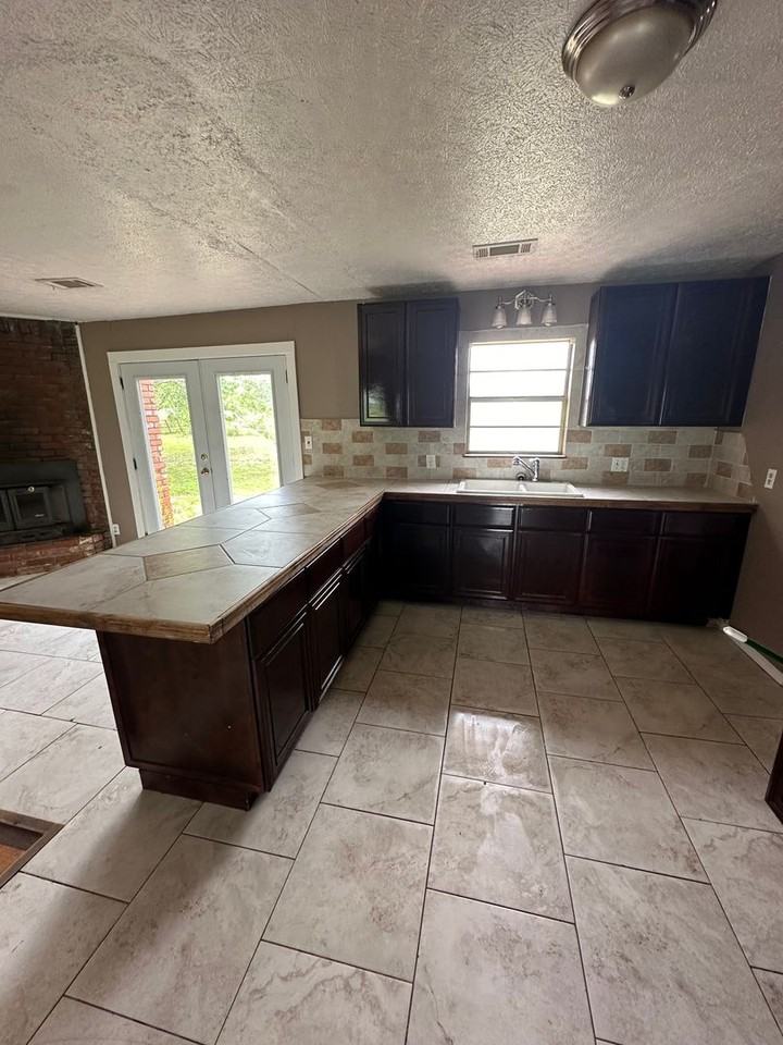 439 Oak Grove Rd - Photo 2 of 14