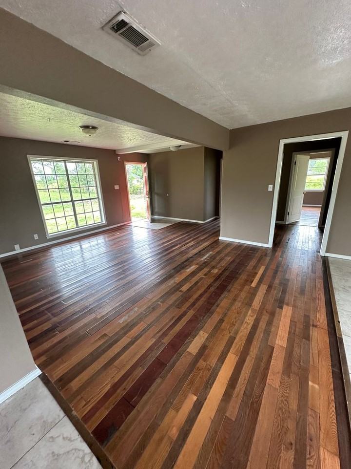 439 Oak Grove Rd - Photo 4 of 14