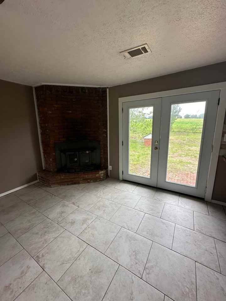 439 Oak Grove Rd - Photo 5 of 14