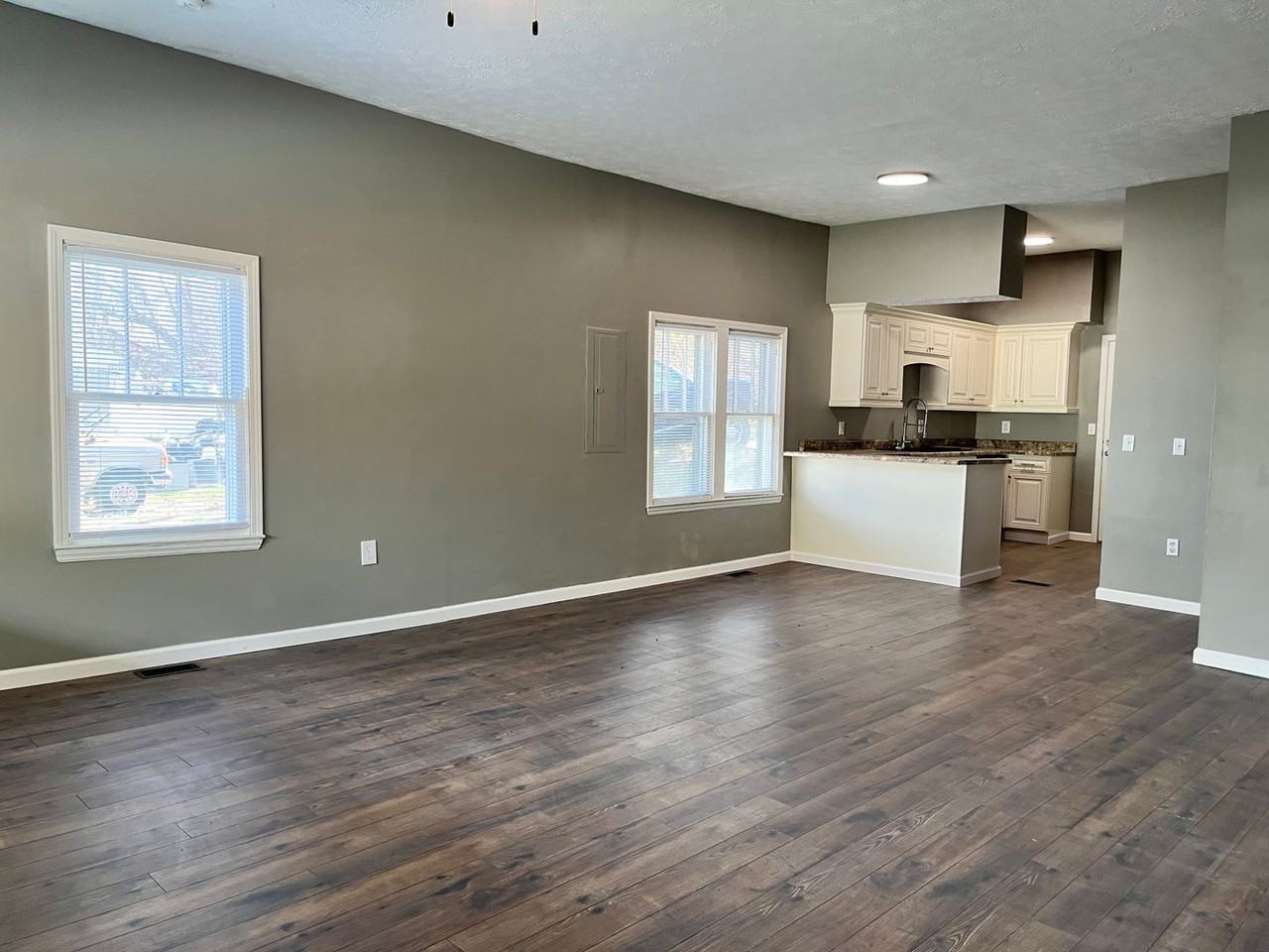 1003 W 5th St - Photo 3 of 13