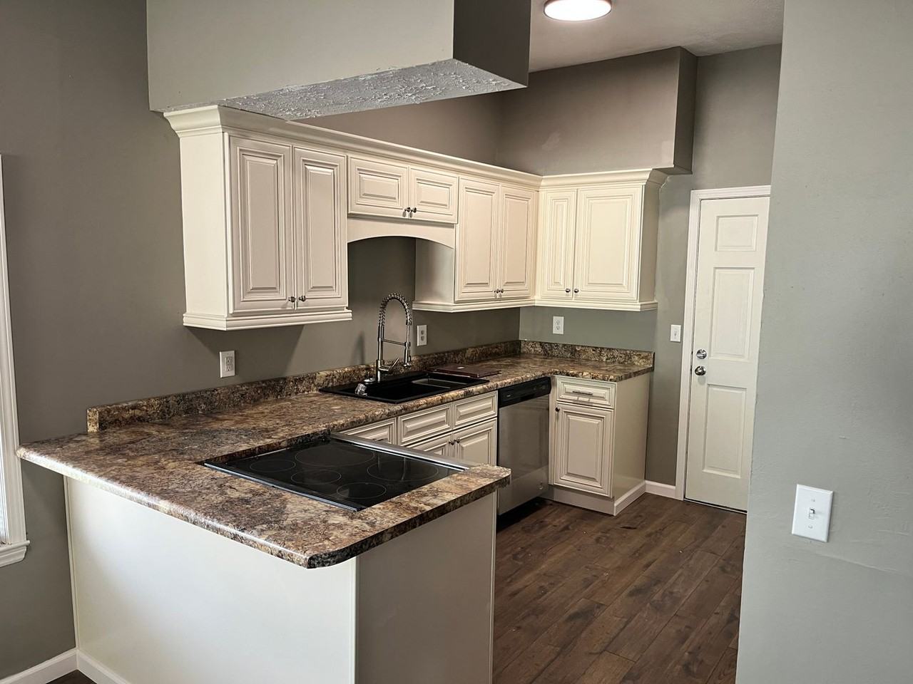 1003 W 5th St - Photo 5 of 13