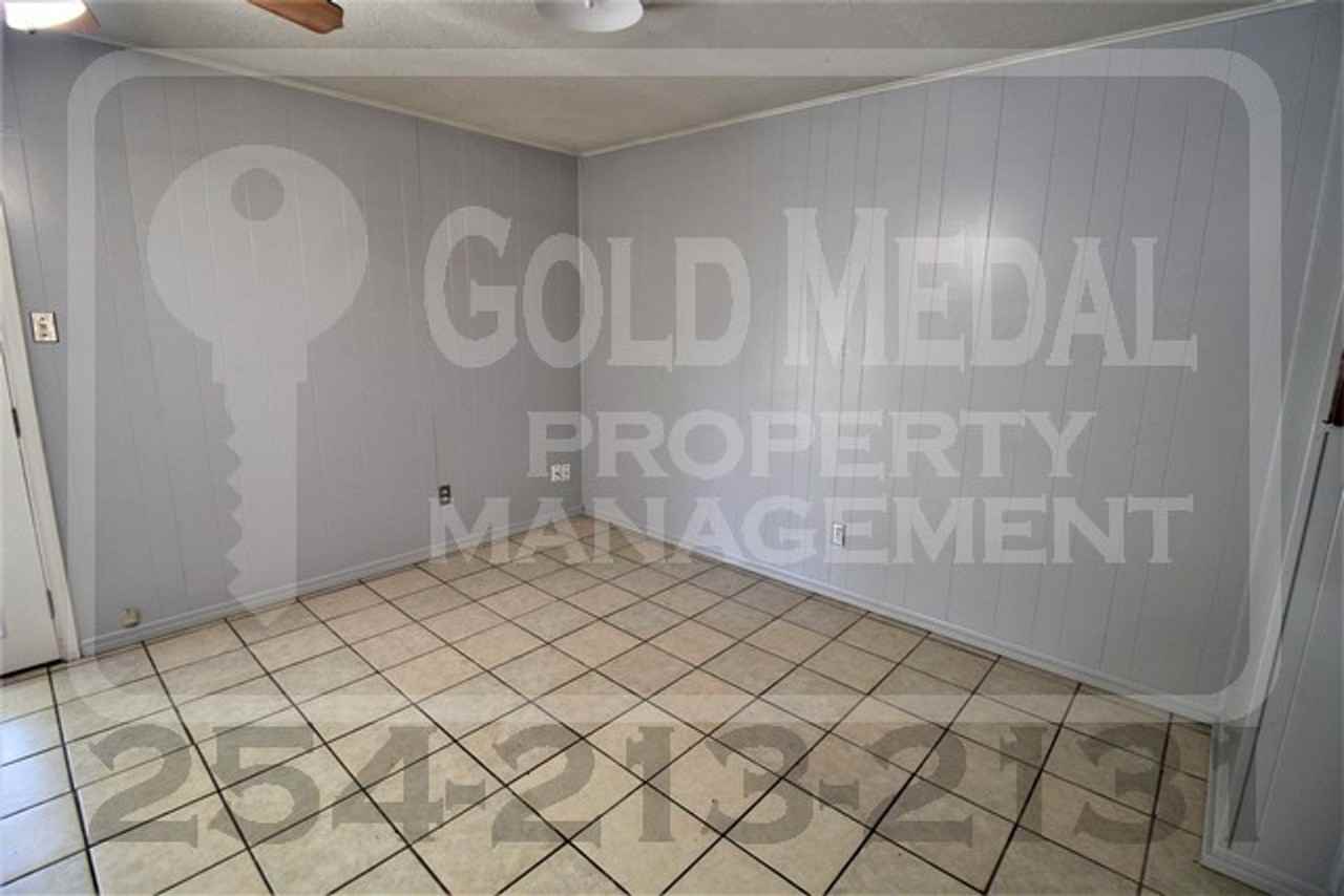 708 W Washington Ave - Photo 4 of 32