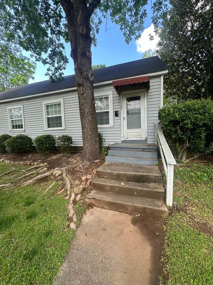 1307 E 10th St - Photo 2 of 7