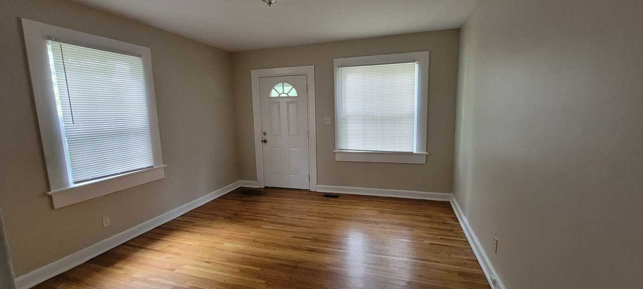 1307 E 10th St - Photo 3 of 7