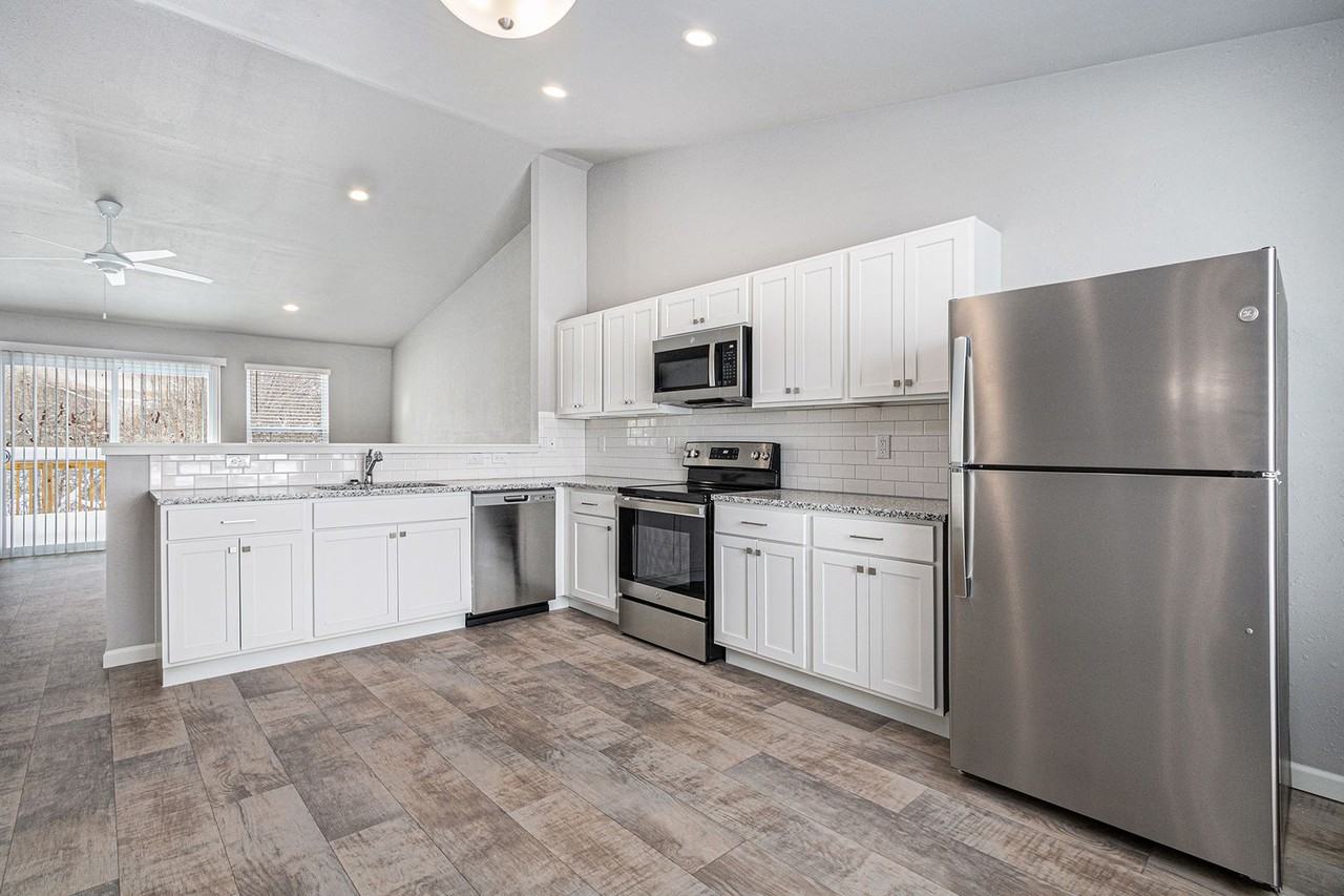 604 Twin Hills Dr - Photo 3 of 20