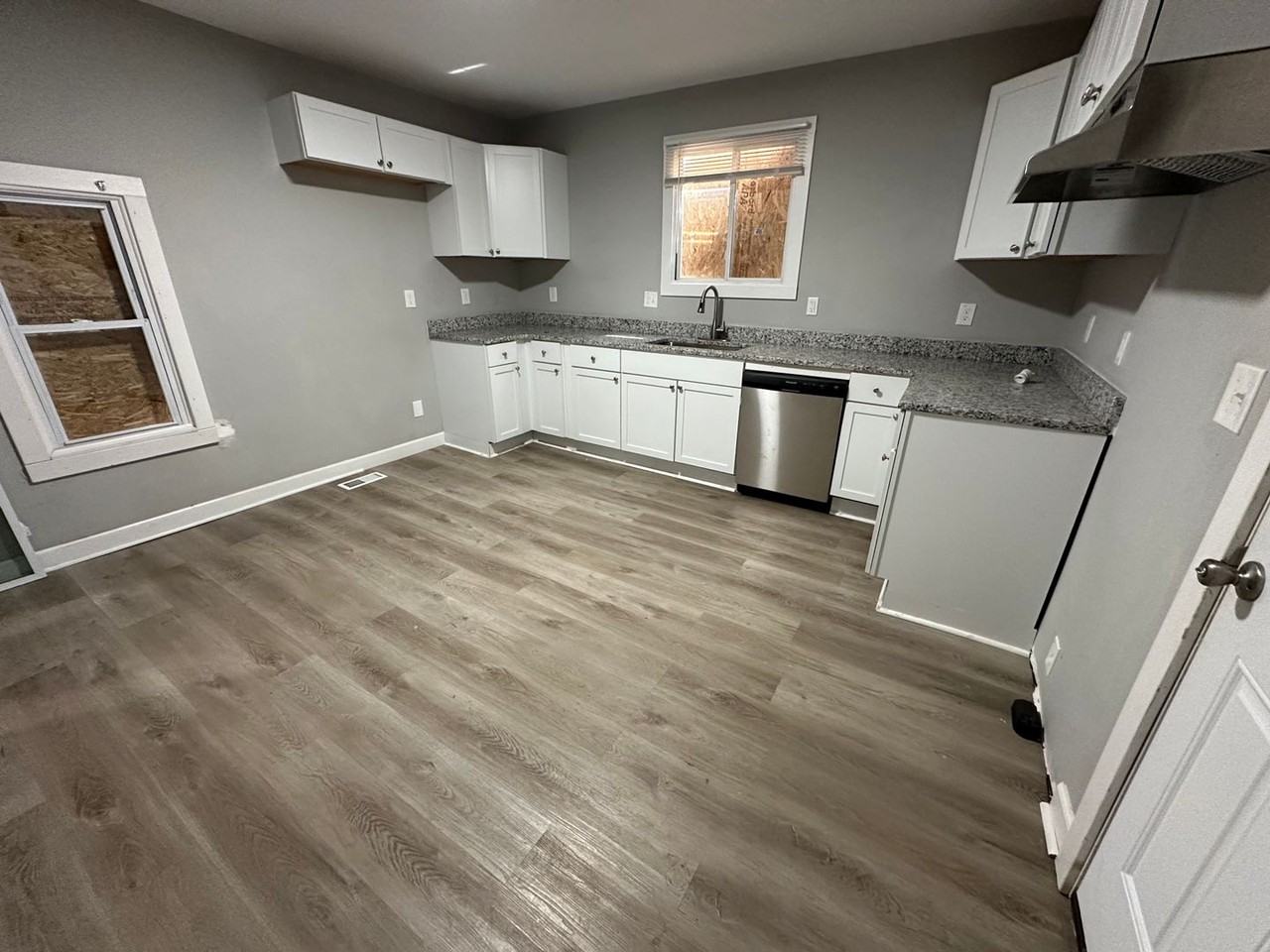 380 Whitethorne Ave - Photo 3 of 9