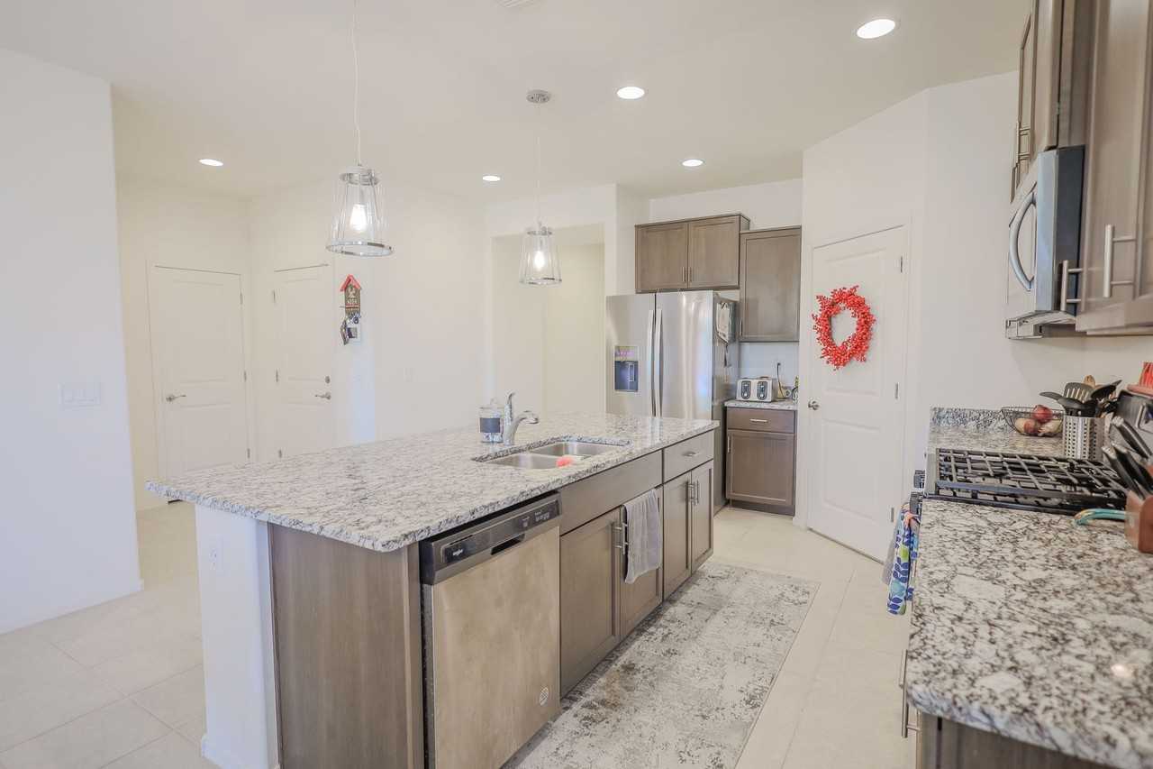 14031 E Golden Oaks Rd - Photo 5 of 35