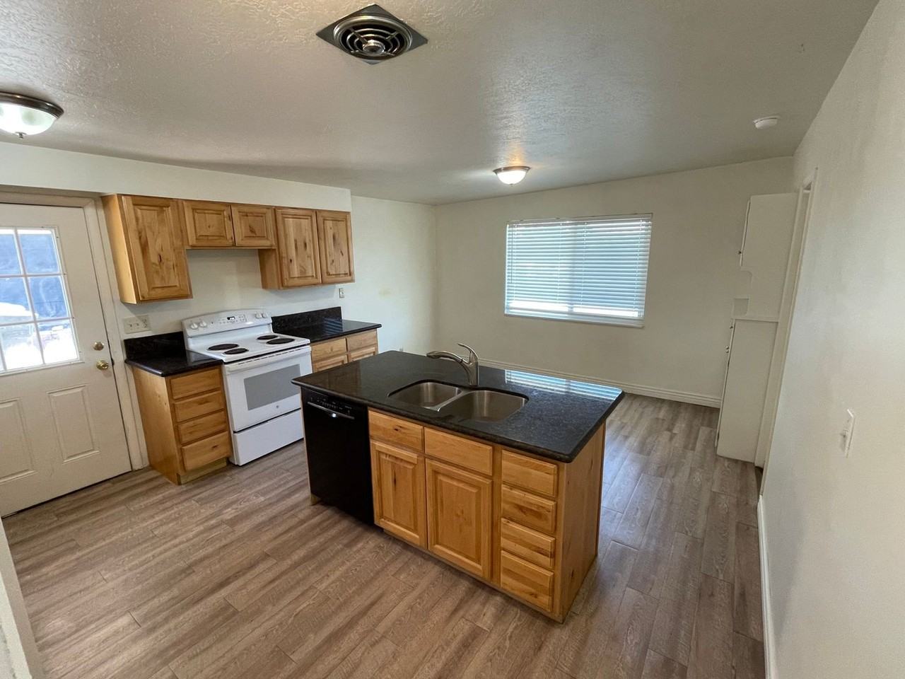 4159 S 3100 E - Photo 6 of 26