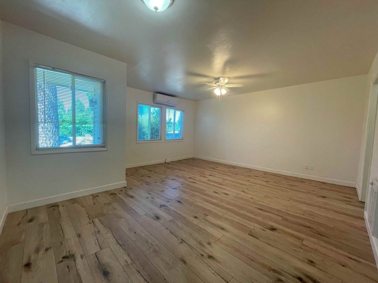 Tri-Plex, 1 bedroom, 1 bath plus a large office or guest room - Photo 3 of 11