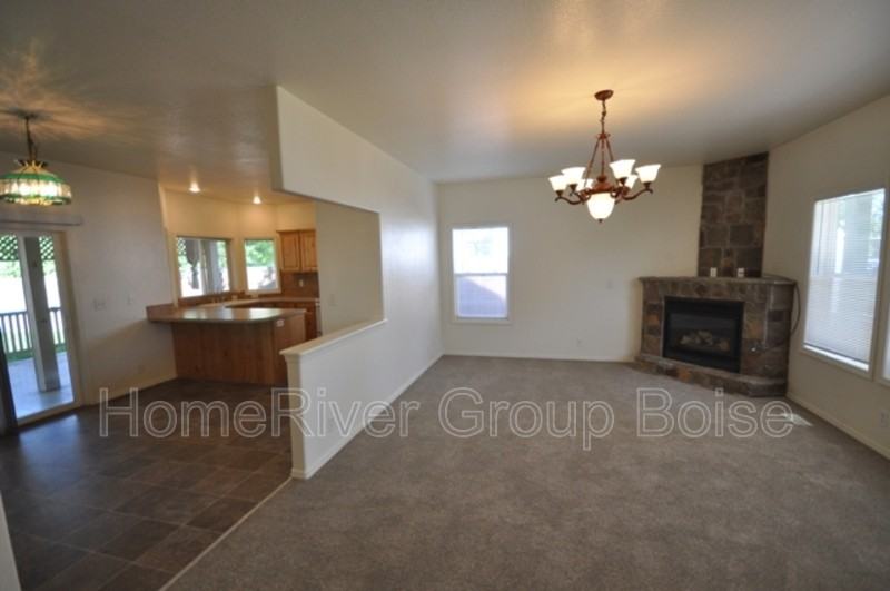 11778 W Irving St - Photo 4 of 29