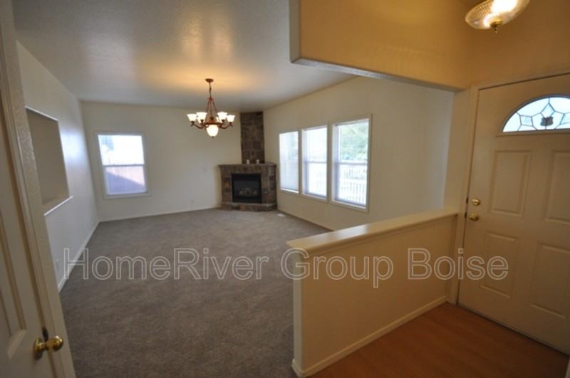 11778 W Irving St - Photo 5 of 29